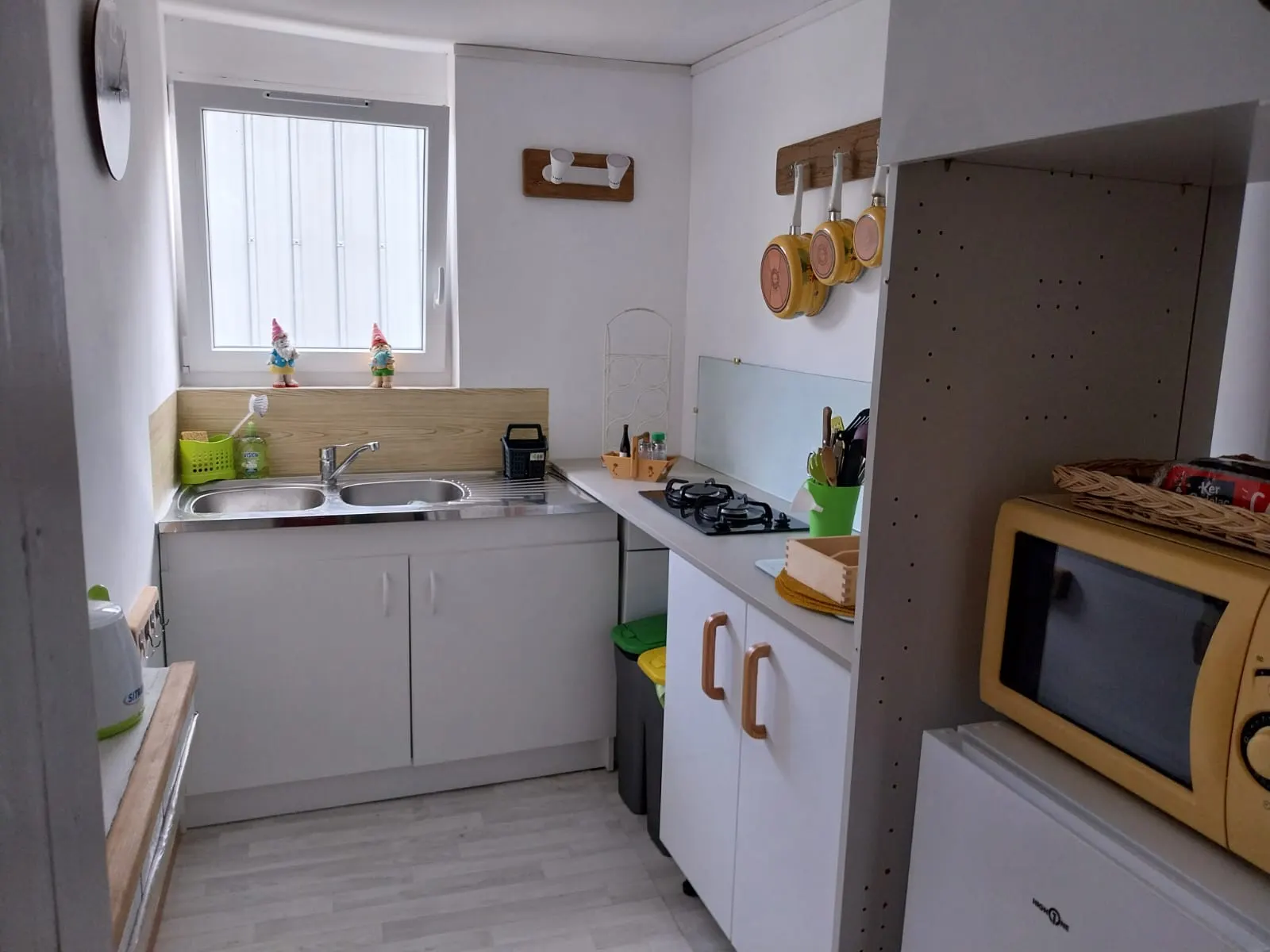 Cuisine équipée : évier double, plaques au gaz et poêles suspendues