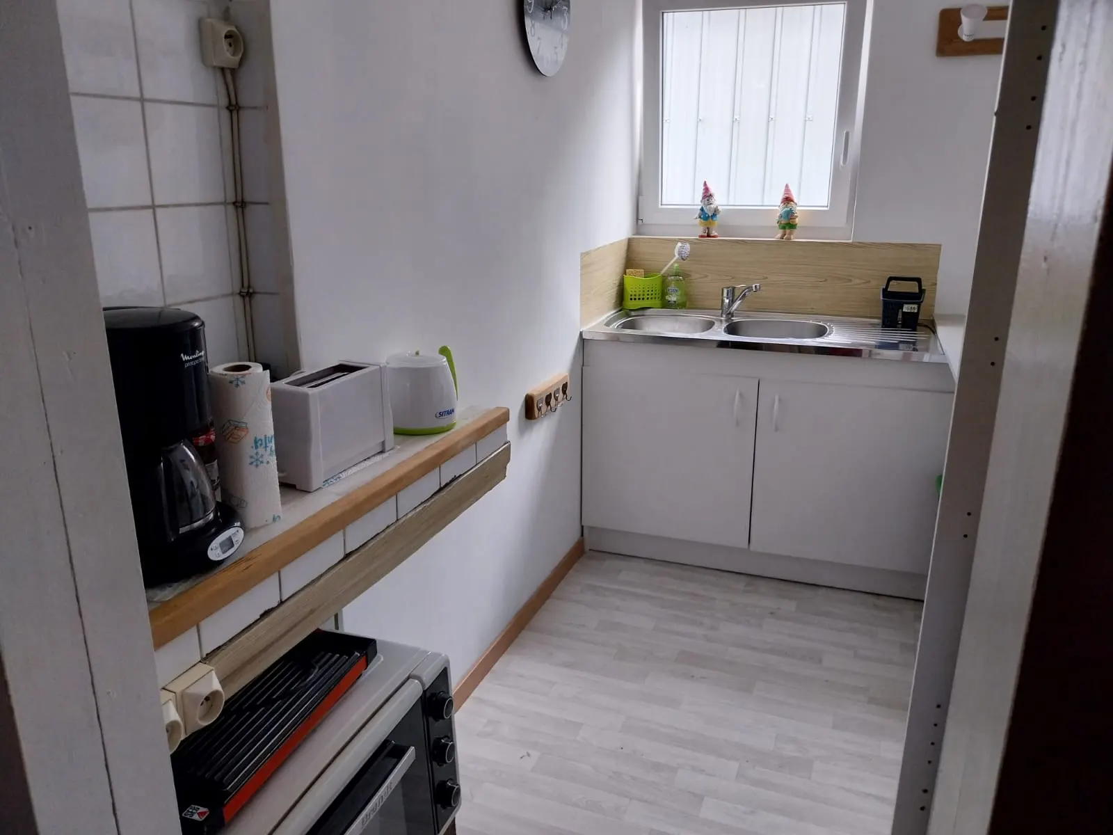 Cuisine équipée : évier double, plaques au gaz et poêles suspendues — vue 2